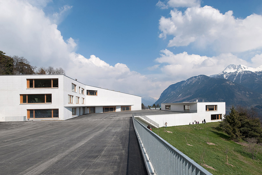 阿爾卑斯山谷間的小學校